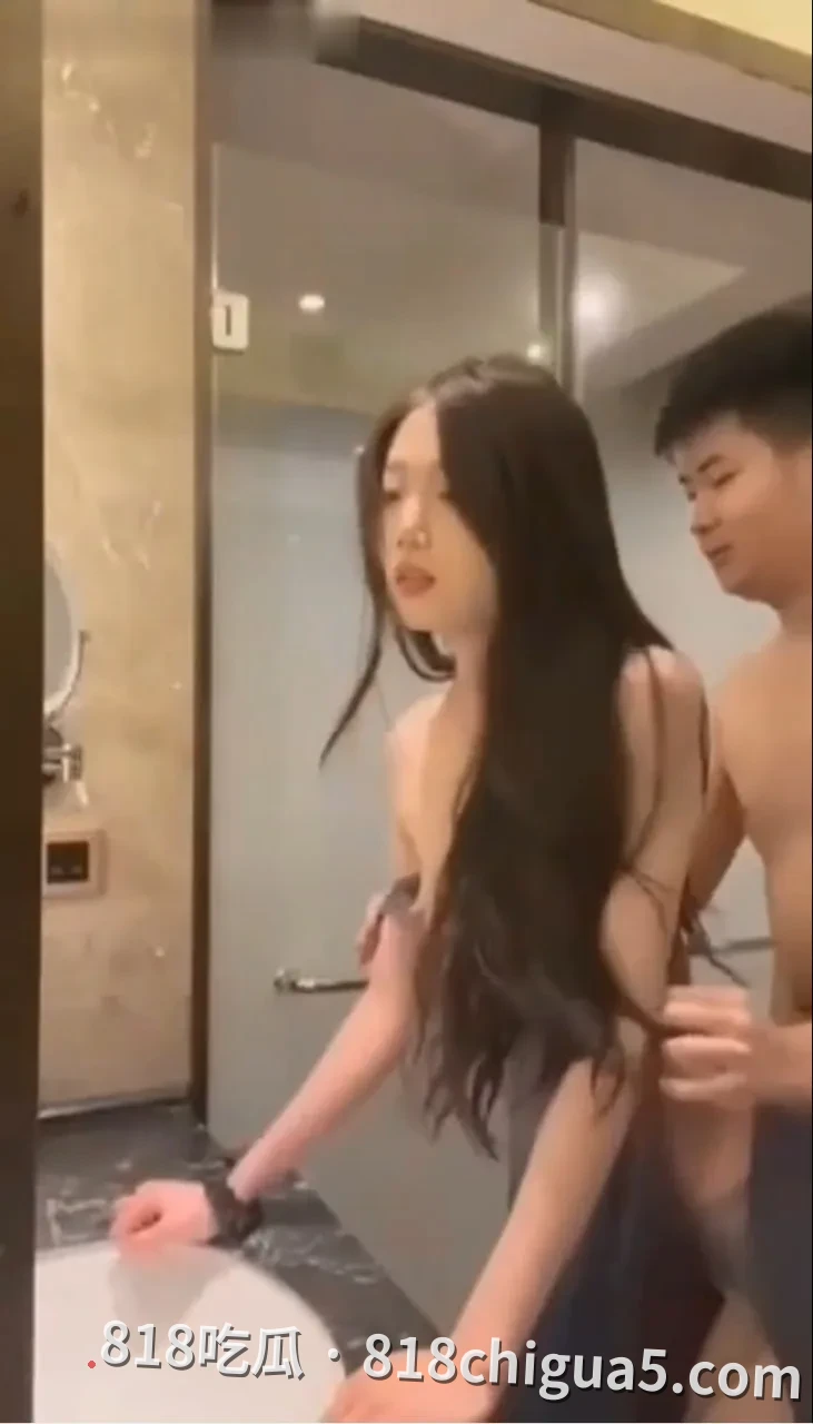 梁山运河府房产销售王采珮与买房客户性爱视频曝光!蝴蝶骚穴用阳具强力抽插,后入猛操感受大鸡巴的温度。