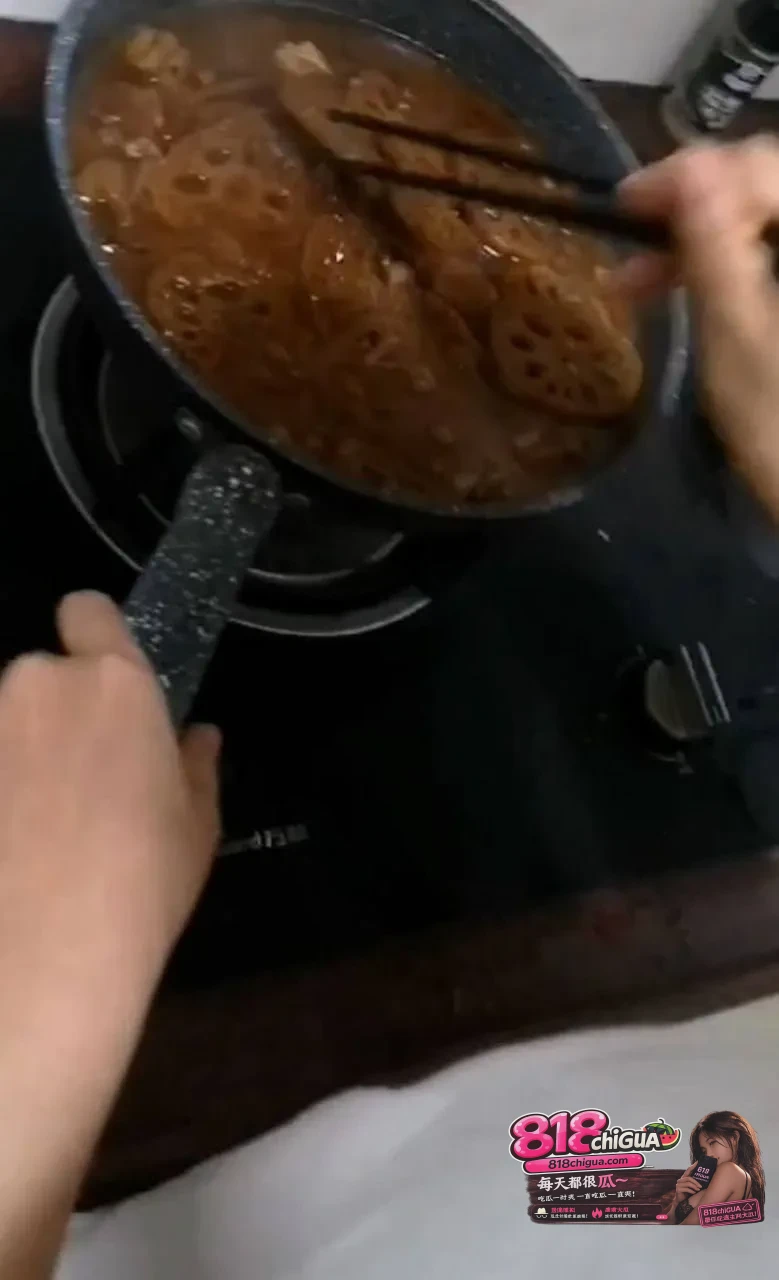 热门大瓜大虾母子原视频曝光!妈妈做饭儿子背后揉胸,无套后入疯狂抽插,边操边录全程实锤!
