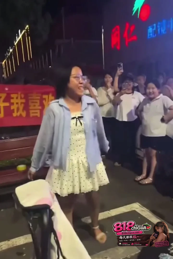 粉丝于冉冉线下表白被开播公开处刑!网红小磊子这一刀,斩断了多少人的追星妄想?