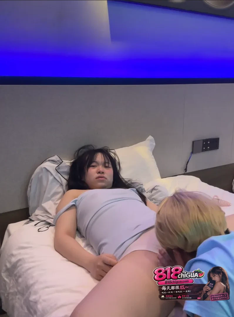 反差美女 TTbeibi178 网吧大胆露出 双腿大开被狂舔骚穴