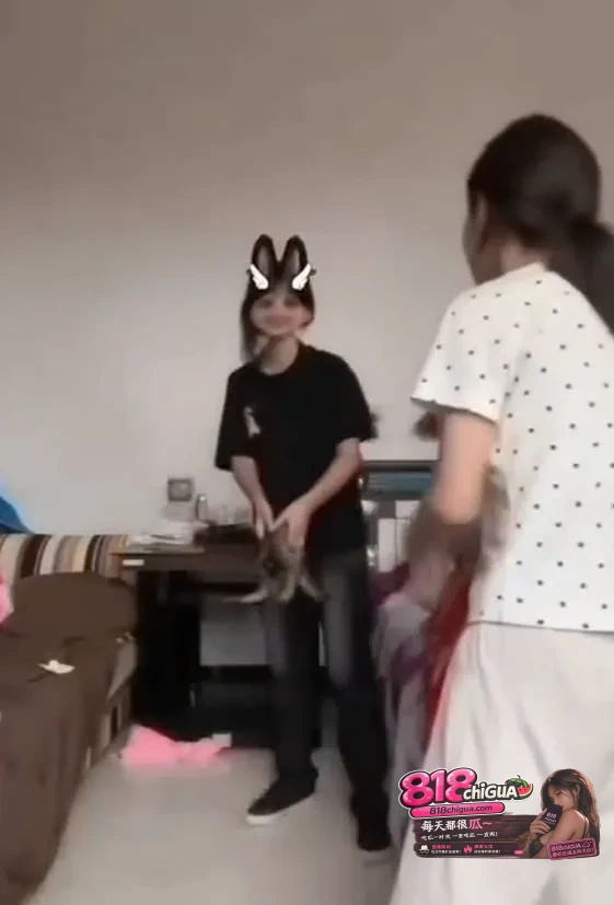 可以不爱,请别伤害!快手虐猫视频引发众怒!两名女生直播对猫咪实施伤害,事后狡辩称“猫咪患猫瘟”才这样的,网友质疑并要求道歉!