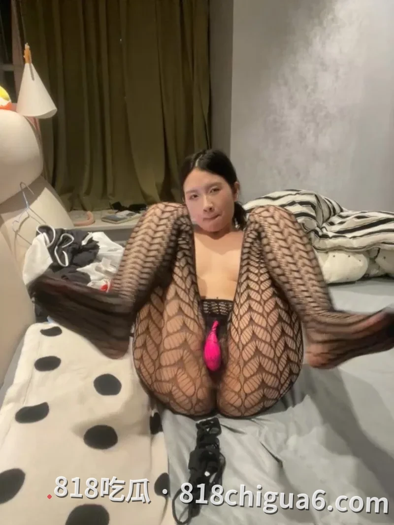 甘肃兰州健身达人周水珍居家大尺度私拍视频曝光!平日里身材火辣迷人,私下里却展现温柔人妻少妇的一面,黑丝网袜操起来肯定很带劲。