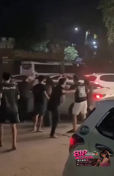 血肉之躯硬碰钢铁框架!本地时间19日深夜,越南街头一男子因与他人发生口角,疯狂砸车,司机一脚油门撞翻砸车男子!
