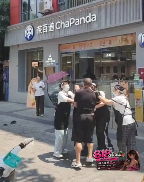 男子与茶百道门店员工发生争执情绪逐渐升级,4名女员工卷入肢体冲突,现场画面引发热议!