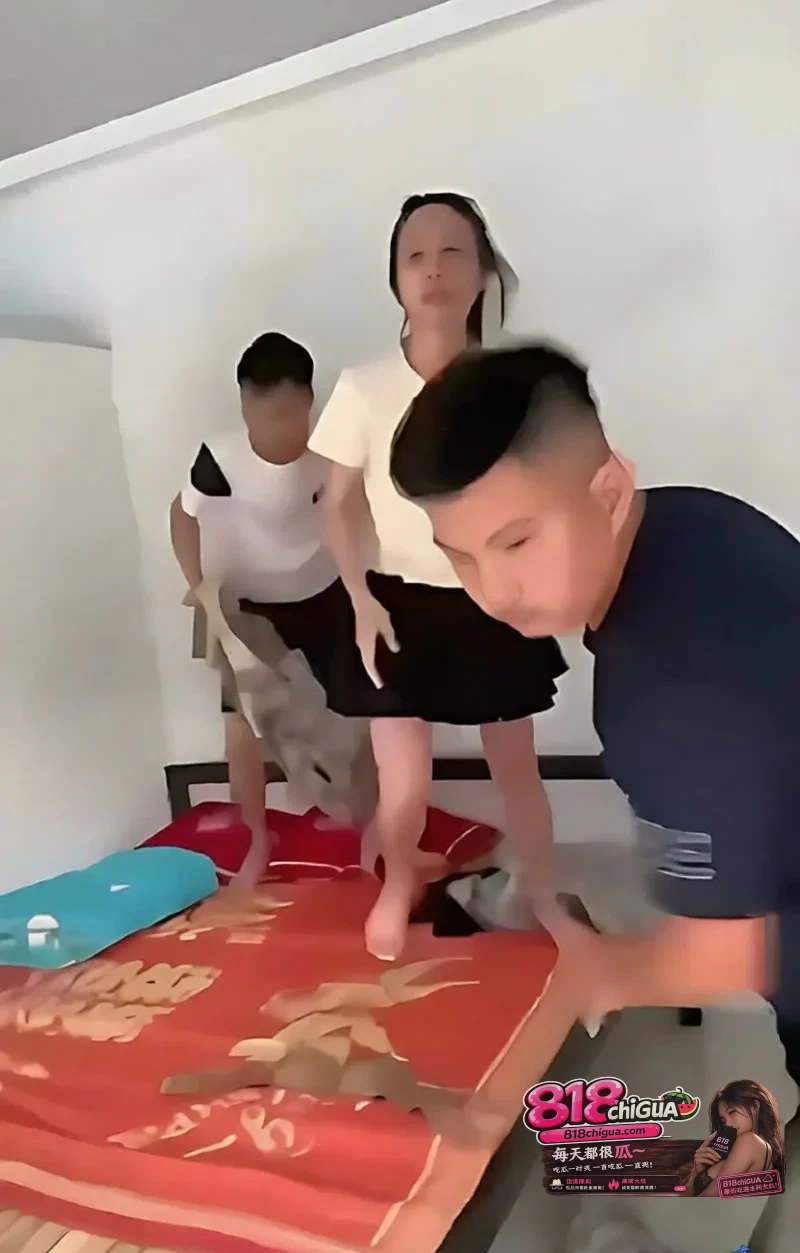抓奸吃瓜 原配冲进卧室大逼兜暴打 奸夫淫妇打得晕头转向啪啪响