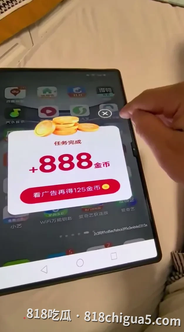 荣耀手机“魔法画报”锁屏广告误触致老人心梗离世:紧急求救竟被广告卡死5-10分钟!这不是bug,而是产品设计缺陷的惨剧。