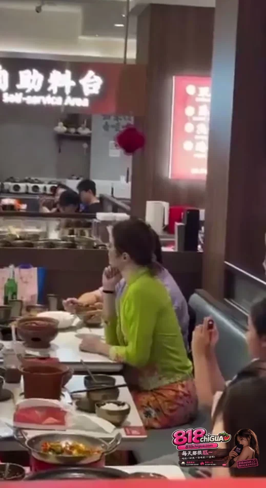 拿娘惹文化当布景、街头挥刀,网红的“硬核快闪”为何惹怒新加坡?