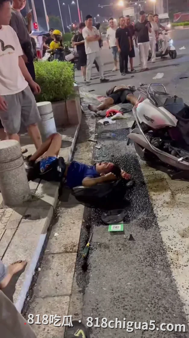 揭阳阳美保利一期前红绿灯突发车祸!现场一度引发围观,具体伤亡情况仍待确认