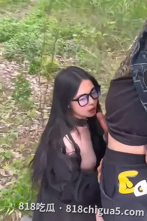 西萌工作室女主瑞瑞付费视频泄露!黑丝诱惑户外露出,深情口交站立后入无套内射,极致反差骚贱婊子。
