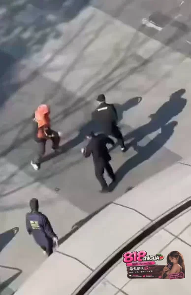 高手在民间,三对一也没占到便宜!外卖小哥被3名保安围殴,迅速反击放倒一人,随后骑车潇洒离去!