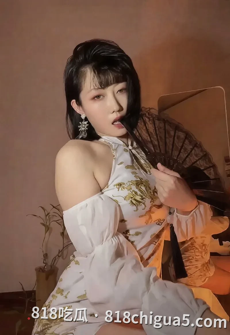 抖音舞蹈老师紫月定制古风肚兜比基尼骚舞，巨乳狂晃臀穴全开性感撩人到爆，私密热舞视频流出直接把欲望拉满！