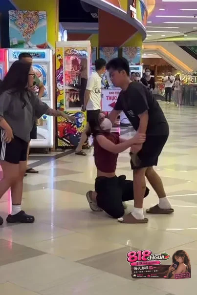 偷拍翻车现场!男扮女装混进商场女厕偷拍女子如厕被当场抓现行,拖出来外面暴揍大逼兜扇得连连求饶!