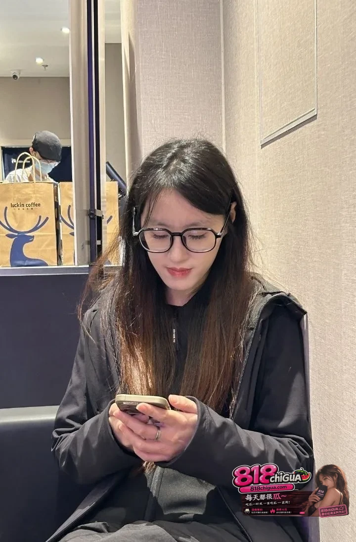 高颜值反差婊十个眼镜九个骚江西武功山赵艺欣反差骚浪紫色丁字裤情趣丝袜极致反差