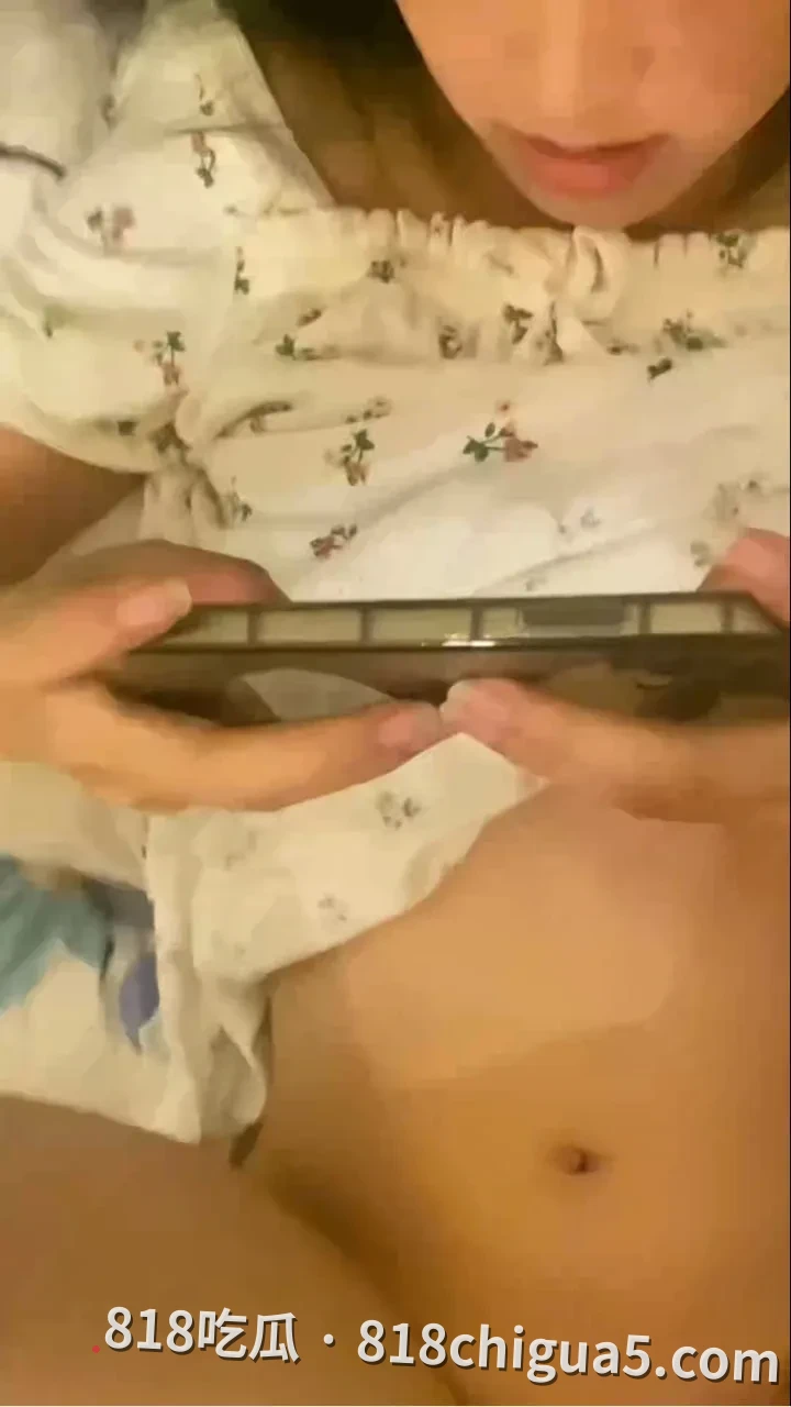 北京白领丽人孙雅雯约炮视频流出!眼镜反差婊在床边打游戏时被肏,表情从害羞转为阿黑颜销魂,淫叫不止直接被爽到高潮