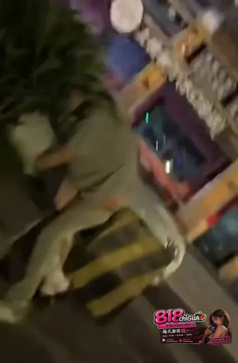干柴烈火情难自控!惠州水东街小情侣色胆包天,大庭广众公然做爱,路人围观起哄刷新认知!