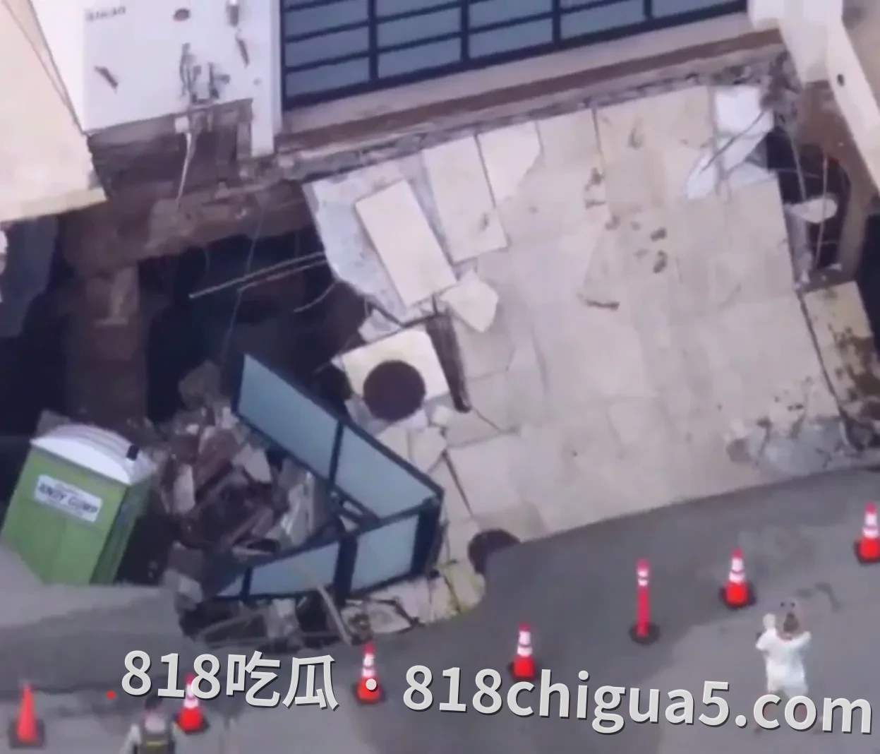 物理意义上的“塌房”!尼古拉斯·凯奇加州豪宅惊现巨型天坑,车道遭海水吞噬