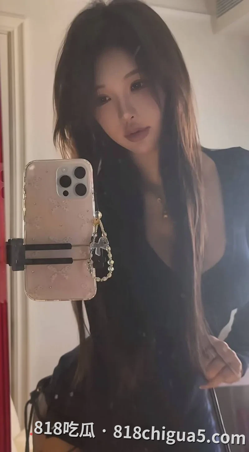 抖音千万网红旭旭宝宝与南妹儿深夜连线询问性感骚衣!全程笑得嘴角比AK都还难压,细心网友扒出两人偷情视频!无套猛操真的太反差了。