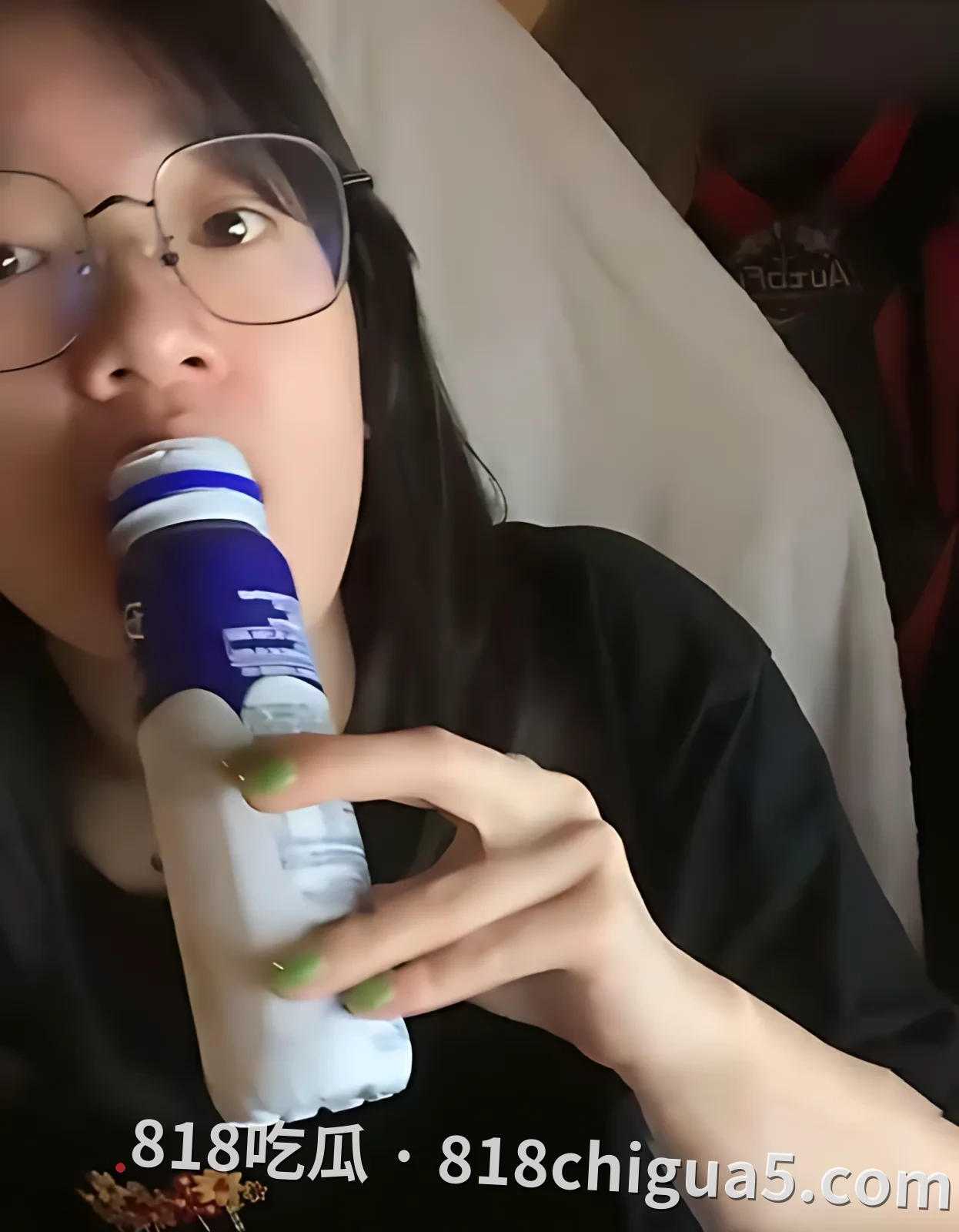 浙江宁波大学清纯母狗徭平莹偷拍录像流出!眼睛反差婊主动在凳子上展露白虎骚逼,被大鸡巴插到高潮喷水,淫荡叫声响彻不止。