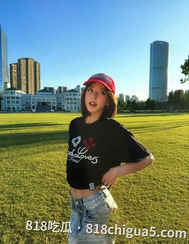 抖音网红博主ray找新欢性爱视频揭秘!表面人畜无害,私下竟是一个吸精狂魔,舌头主动舔出想把大鸡巴塞入口中。