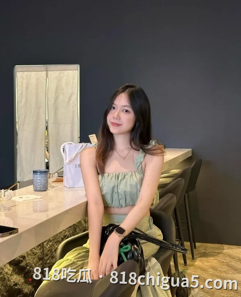 银行柜姐昕如与前男友做爱视频被爆！用性感网袜黑丝勾引，主动跪着口吸大屌进行安抚，喉咙还时不时的发出呻吟声。