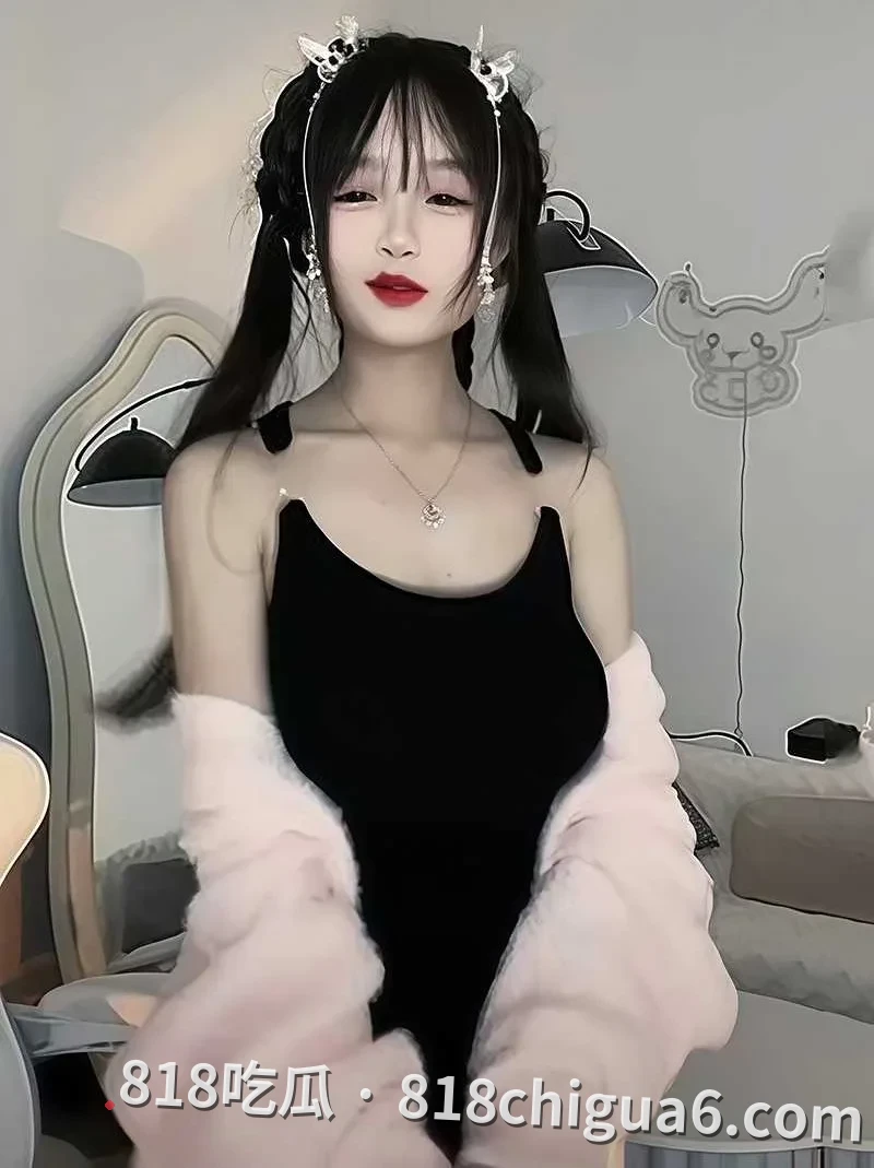 快手网红小芷儿会员骚舞福利 学生JK制服揉奶顶臀身姿诱人谁能忍得住