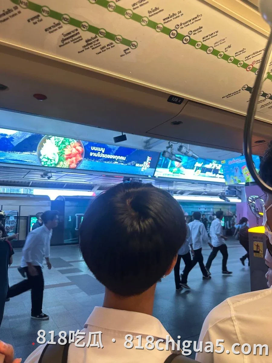 BTS Siam站爆发30人混战：两名高校学生当众被刺伤，曼谷繁华商圈沦为暴力修罗场
