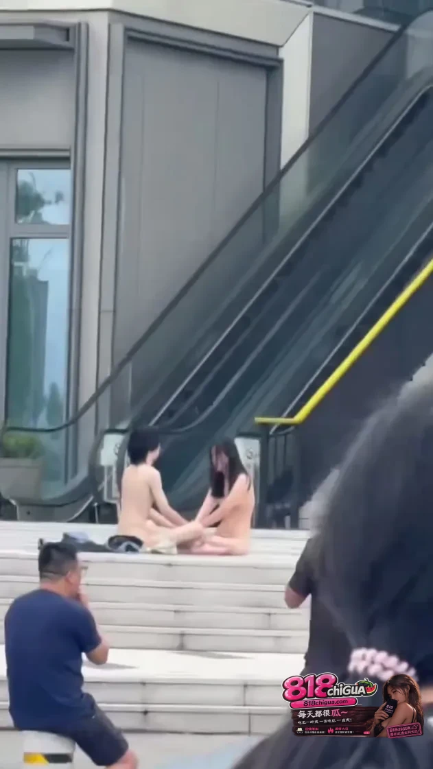 公共场所不仅是城市形象的窗口,更是现代文明与法律底线的交汇处。