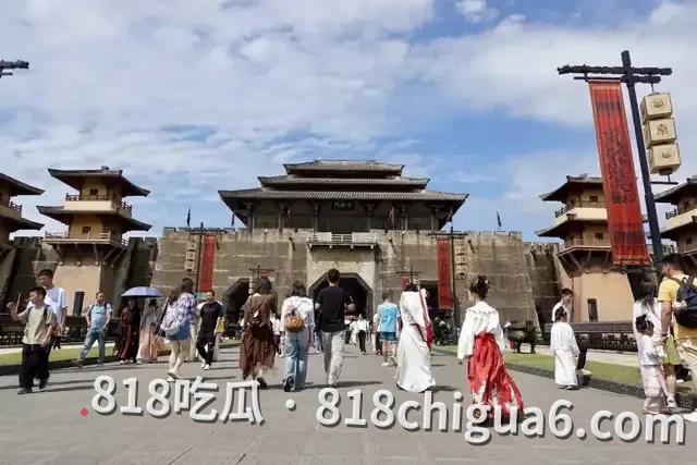 横店“落地签”火了，年轻人演反派，阿姨们演娘娘