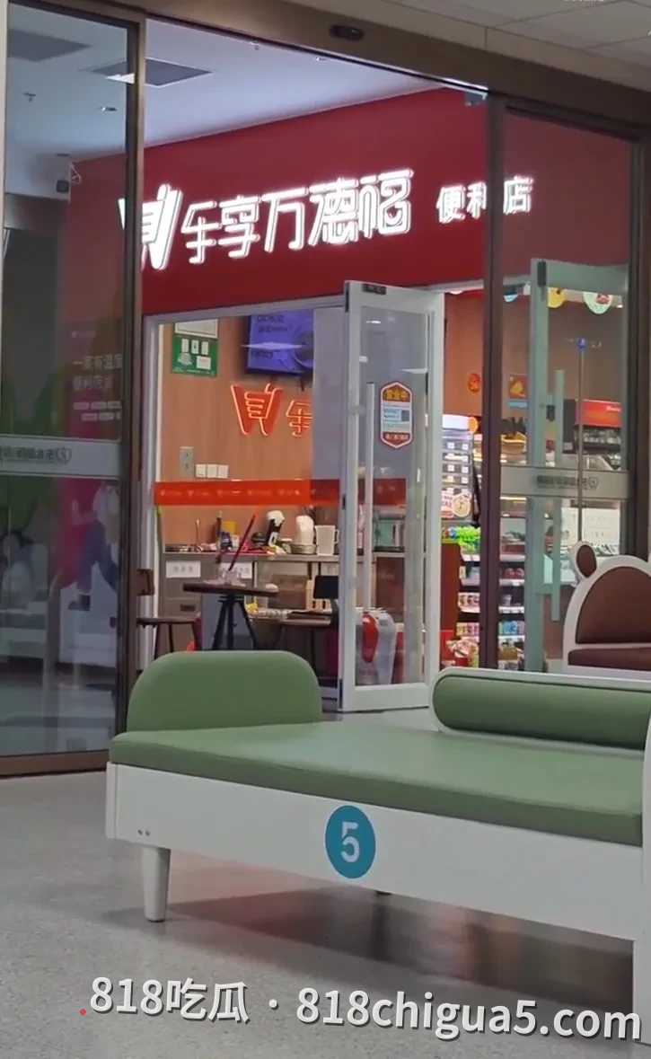 便利店女店员脚伸洗手池洗脚？踩操作台用抹布擦拭后直接擦脚，这种“卫生”操作太离谱了！