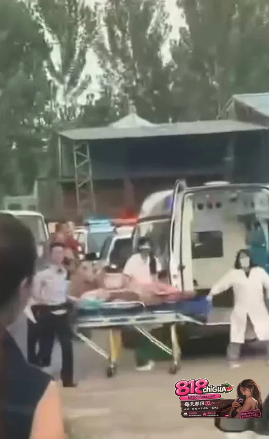 徐州铜山区大许镇突发砍人事件!极兔快递员工持刀伤人看上多人,现场一度混乱引发网友讨论。