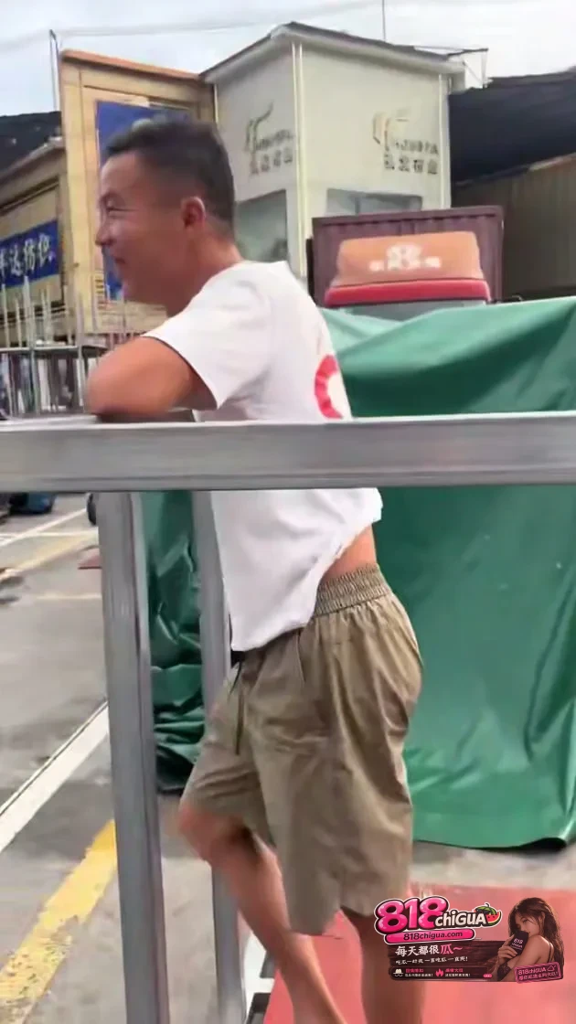 广州东晓南“痰射起步”神反转！白衣哥连麦吐痰哥：一杯凉茶泯恩仇！