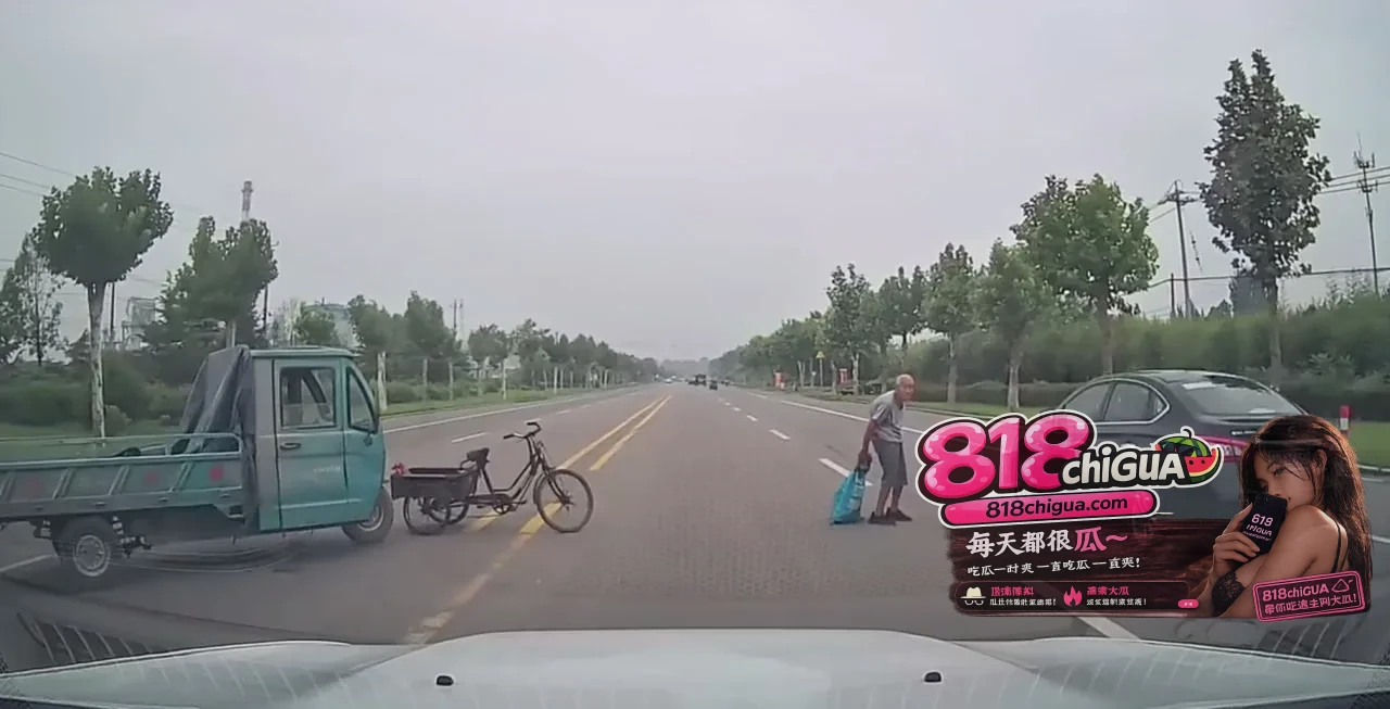 街头揪心一幕:礼让老人却换来“极限拉扯”,老年人出行安全到底该怎么破?