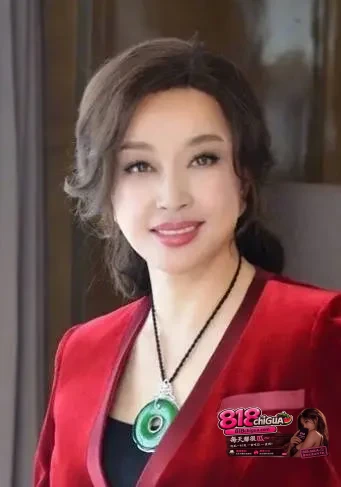 七旬女星刘晓庆陷舆论漩涡,与前助理古柯同居六年互称老公老婆,分手后索赔504万对拒,曝光私密视频引爆全网围观!