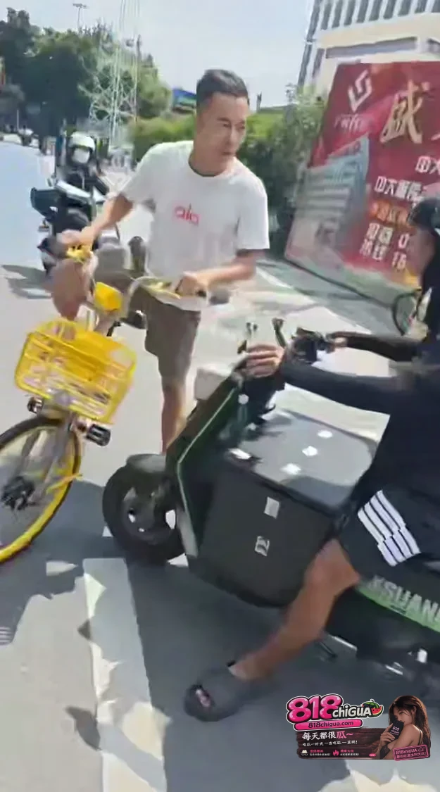 广州东晓南“痰射起步”神反转！白衣哥连麦吐痰哥：一杯凉茶泯恩仇！