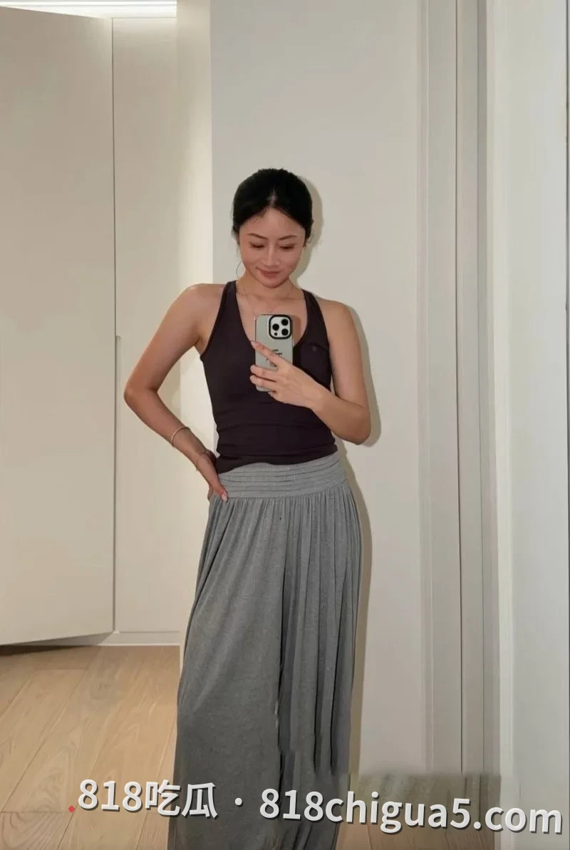 震惊!萧敬腾演唱会现场直播翻车,疑似被粉丝强吻遭拒引发纠纷,后续竟曝出其同时交往多人内幕,连私密录像都被网友扒出!