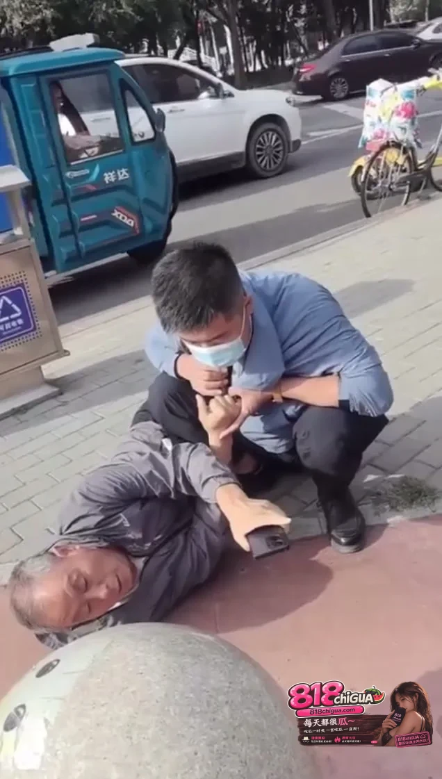 包头九原彩虹桥突发：老头骑车撞人反诬小伙碰瓷，监控还原荒诞一幕