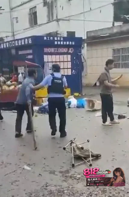 广西崇左突发冲突,两名当地村民因山林土地纠纷在镇政府门前持刀互砍,造成1人死亡、多人受伤!