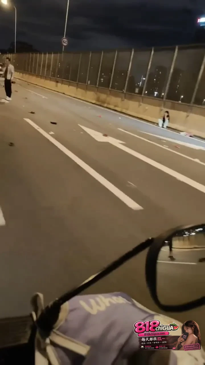 广州白云站附近深夜突发严重交通事故!摩的逆行与小车发生猛烈碰撞,现场车辆严重受损,一家三口全部被撞飞!