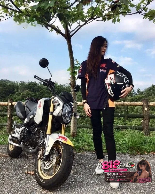 台湾机车女神不雅自拍视频曝光，女上位上主动伺候榨精化身人肉飞机杯，淫荡感溢于言表！