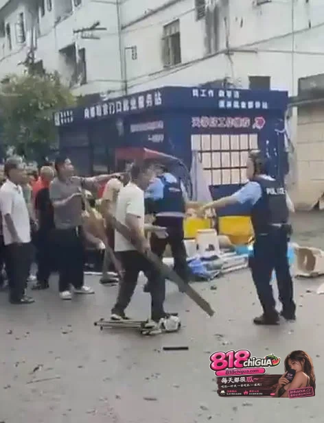 广西崇左突发冲突,两名当地村民因山林土地纠纷在镇政府门前持刀互砍,造成1人死亡、多人受伤!