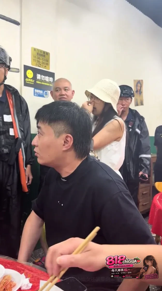 嫌7米外有人抽烟？温州女子苍蝇馆子大闹，装晕报警硬演“碰瓷戏”！