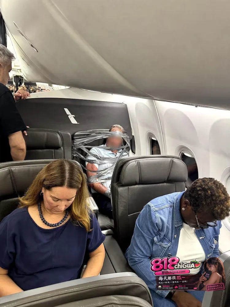 3万英尺高空的疯狂！男子在万米高空歧视辱骂，遭全机“五花大绑”强行封印