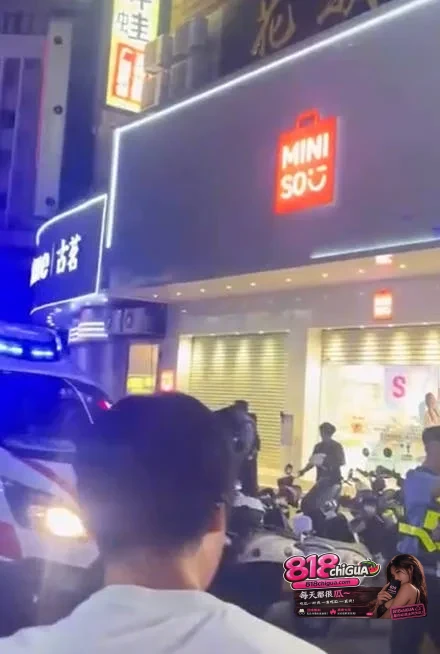 五灯坡突发砍人事件!20日晚广西五灯坡名称优品一男子不知何原因无差别随机砍人,造成一女子被捅重伤送医院救治!