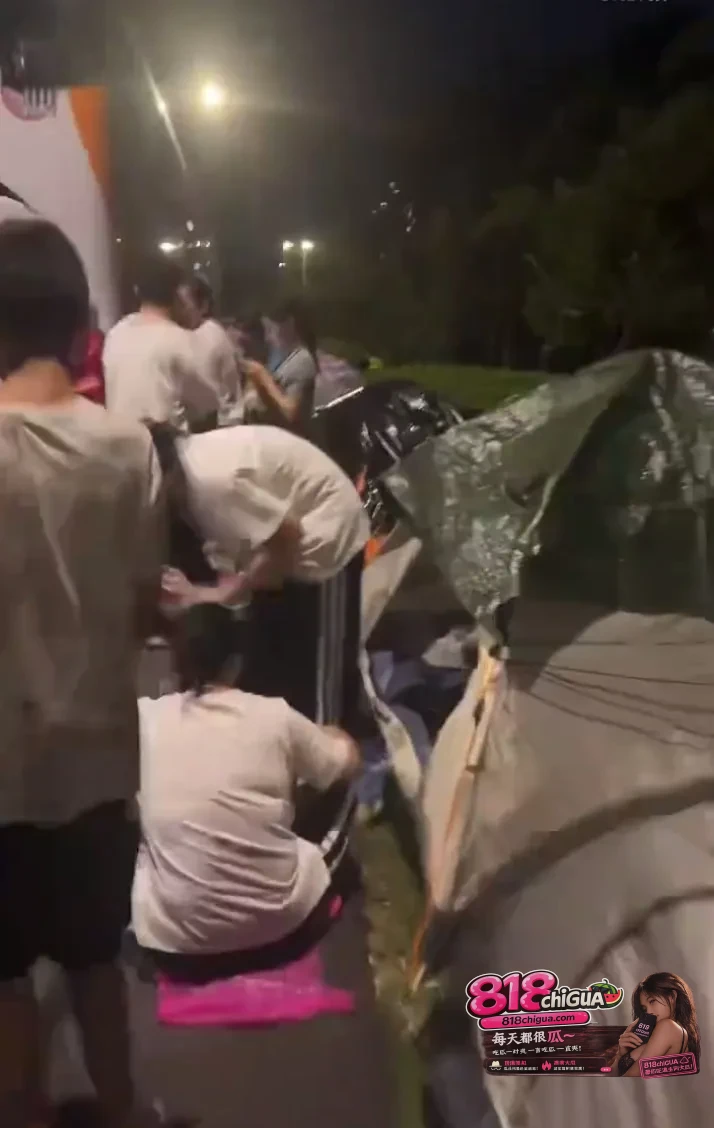 不上班、不读书!粉丝路边搭帐篷吃泡面彻夜守候,这种疯狂追星真能拉动GDP?