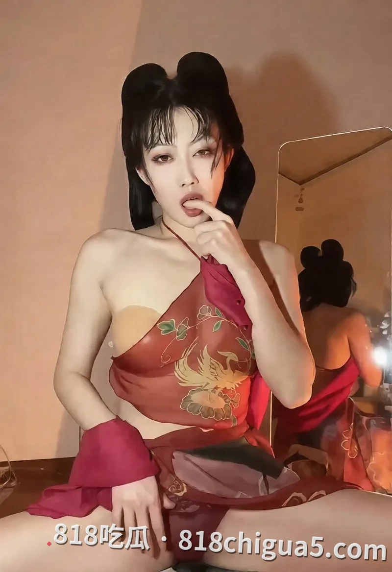 抖音舞蹈老师紫月定制古风肚兜比基尼骚舞,巨乳狂晃臀穴全开性感撩人到爆,私密热舞视频流出直接把欲望拉满!