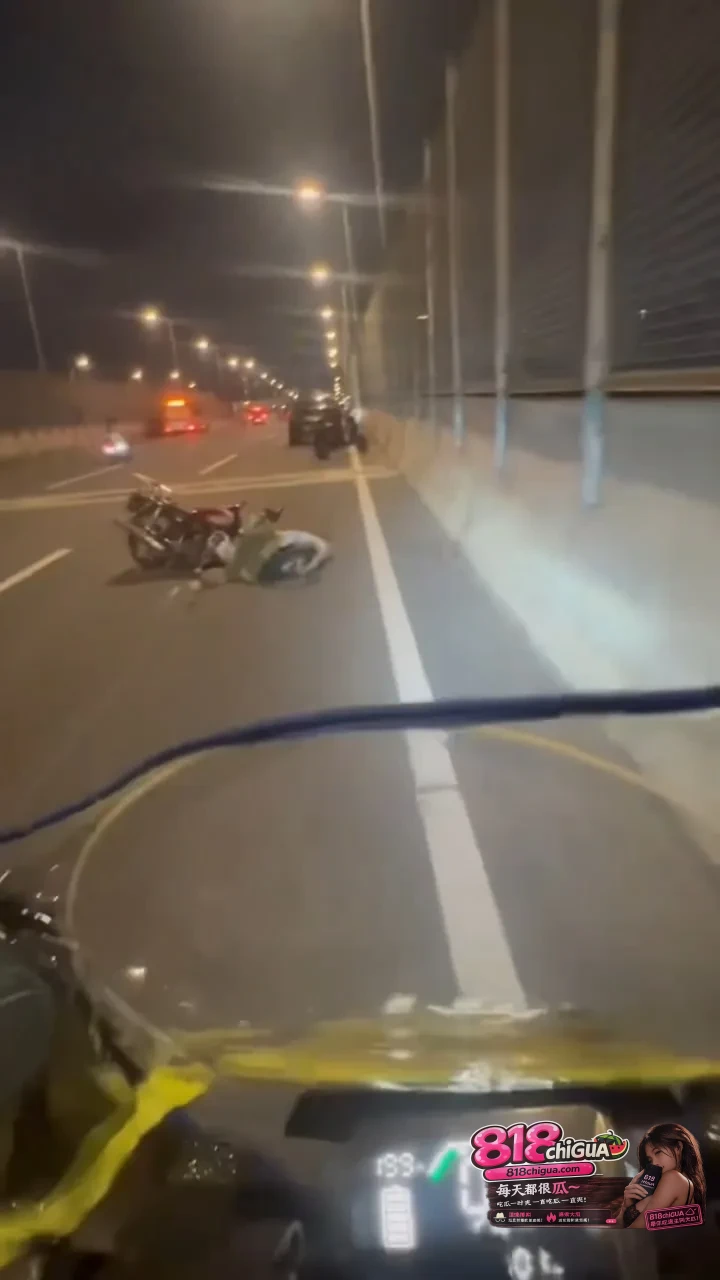 广州白云站附近深夜突发严重交通事故!摩的逆行与小车发生猛烈碰撞,现场车辆严重受损,一家三口全部被撞飞!