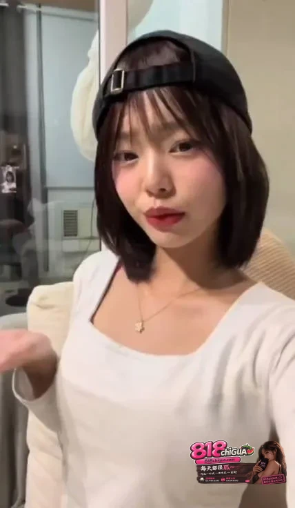 露脸才是王道！女大学生小雅与男友性爱自拍流出，被按在身下无套打桩猛操，软萌叫声反差拉满，真实又刺激！