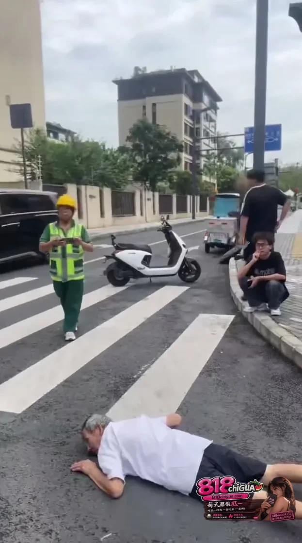 “无人有钱有闲”成了社会冷漠的遮羞布?面对摔倒老人,善良不该是高门槛的奢侈品