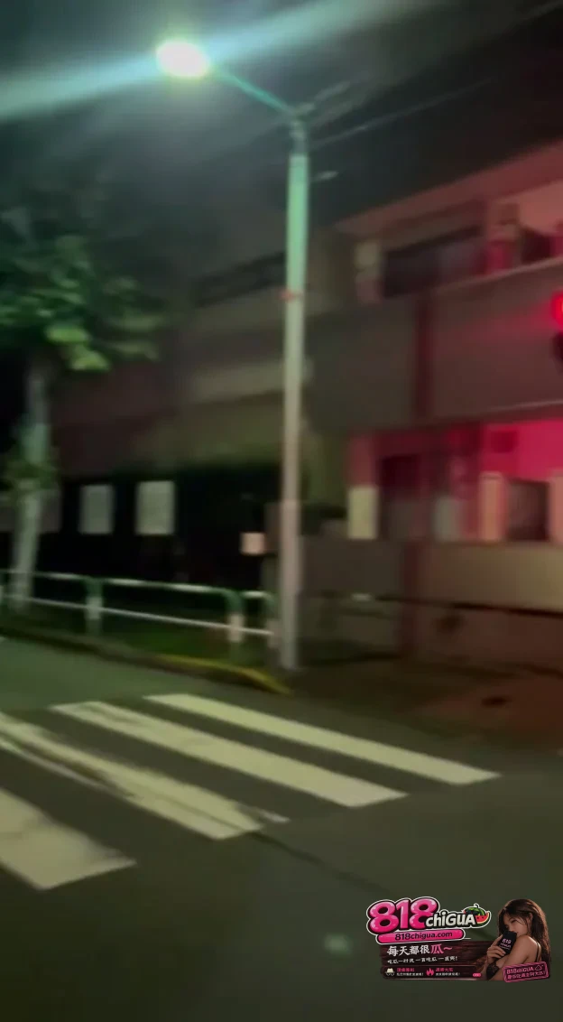 不夜城的惊魂一幕:东京歌舞伎町定点直播中,突如其来的紧急地震速报刺破深夜