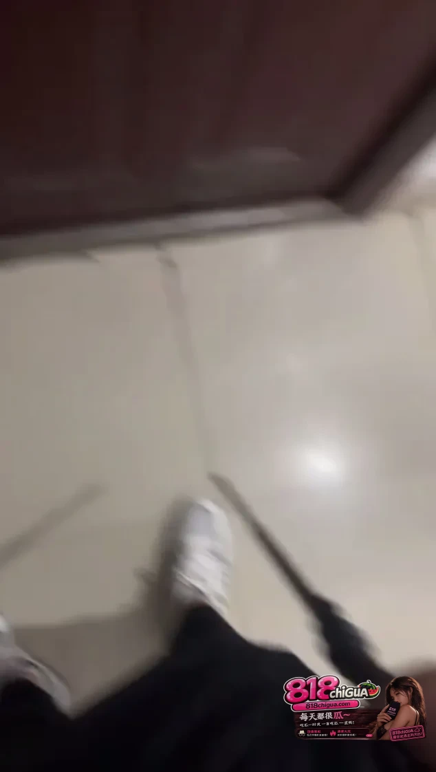 差评投诉引发疯狂报复!外卖员狂涂502胶水封死门锁,一气之下的代价有多大?